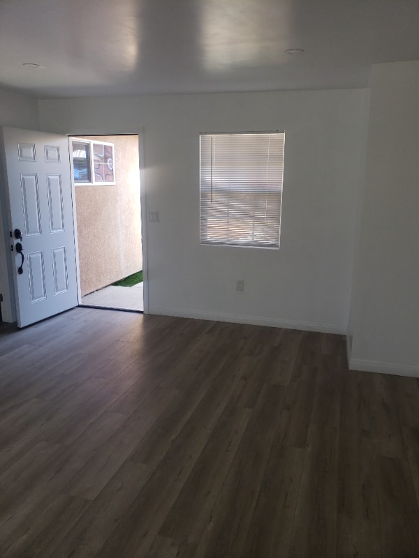 Photo - 1540 W 58th St House