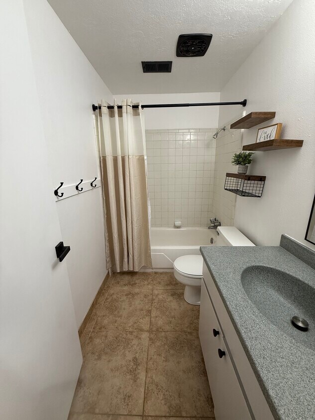 Building Photo - 5600 Meadow Ln