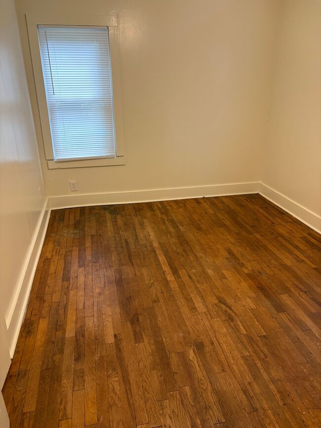 Building Photo - WALKING DISTANCE TO U OF A! ONLY STUDENTS ...