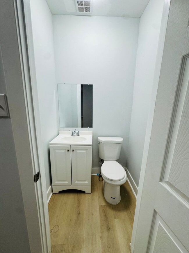 Building Photo - Remodeled 4bd/1.5 bath House with Rear yar...