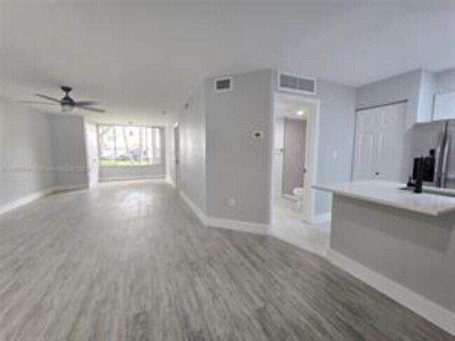 Foto del edificio - 2831 N Oakland Forest Dr
