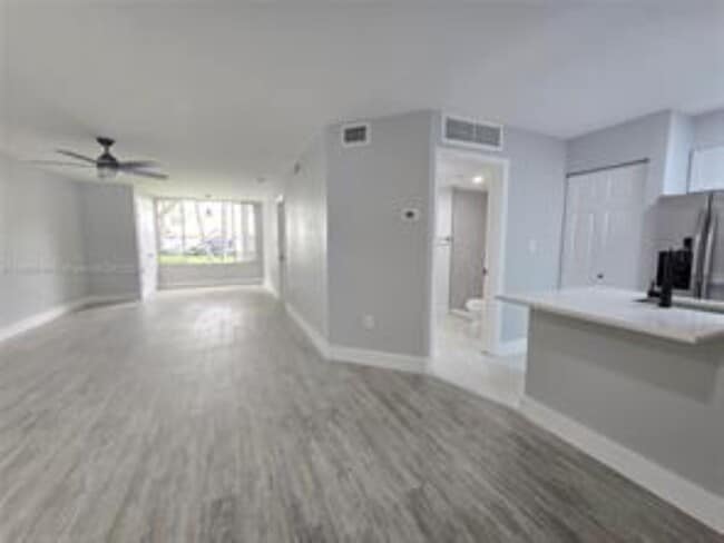Building Photo - 2831 N Oakland Forest Dr