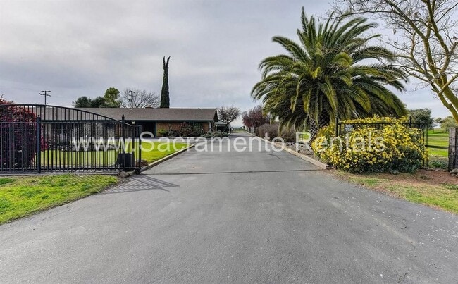 Building Photo - 3 br, 2 bath House - 940 S Brewer Road