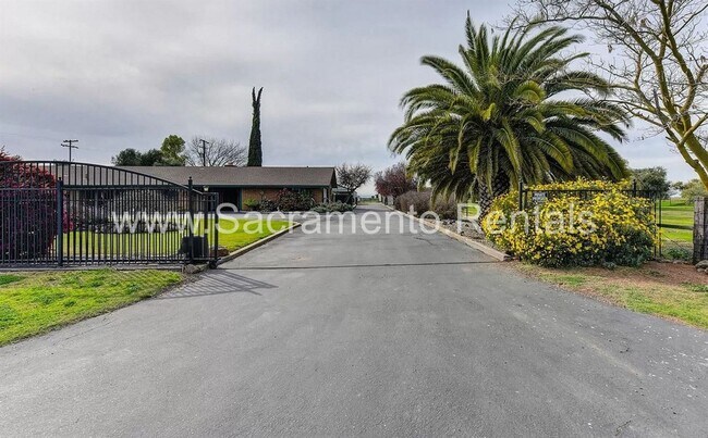 Foto del edificio - 3 br, 2 bath House - 940 S Brewer Road