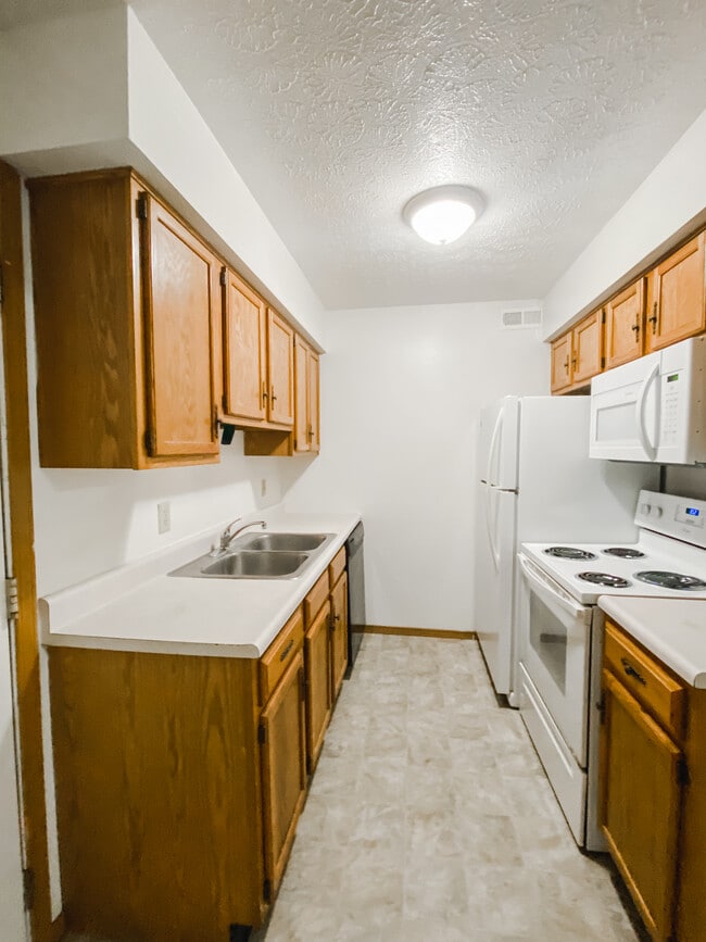 Building Photo - Southfork Apartments