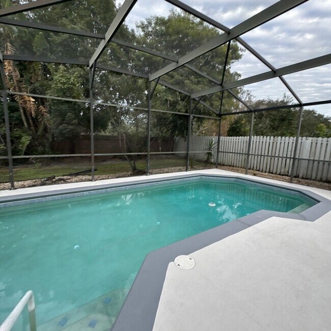 Foto del edificio - Modern Comfort Meets Orlando Living | Spacious 4-Bedroom Home with Large Yard! POOL HOME! GATED C...