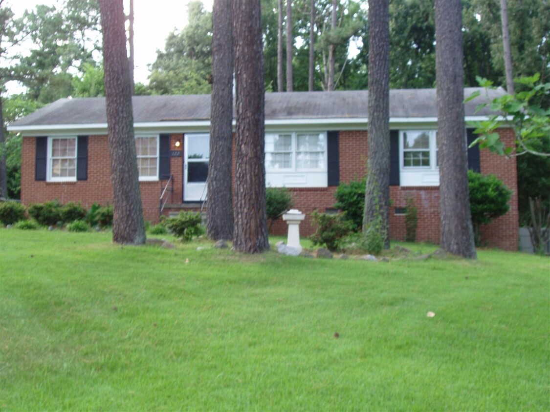 Primary Photo - 4 Bedroom, 1 Level Living in Parkwood with...