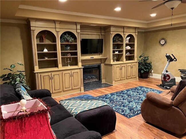 Building Photo - 8910 Pinehurst Cove