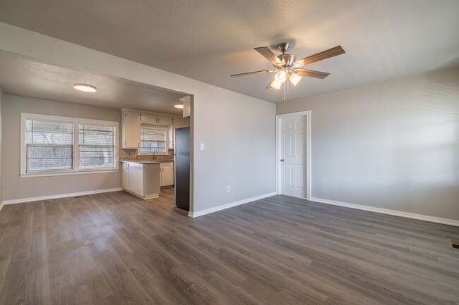 Building Photo - * Move-In Special * Fully Remodeled 3 Bed,...