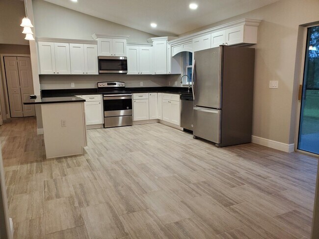 Building Photo - 3/2/2Citrus Springs