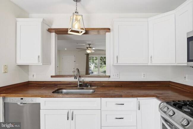 Building Photo - 3052 Benefit Ct