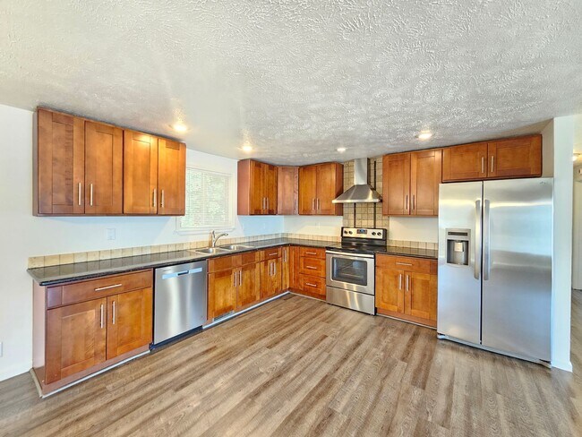 Foto del edificio - $2,700 – Spacious 4 Bed / 2 Bath Home in S...