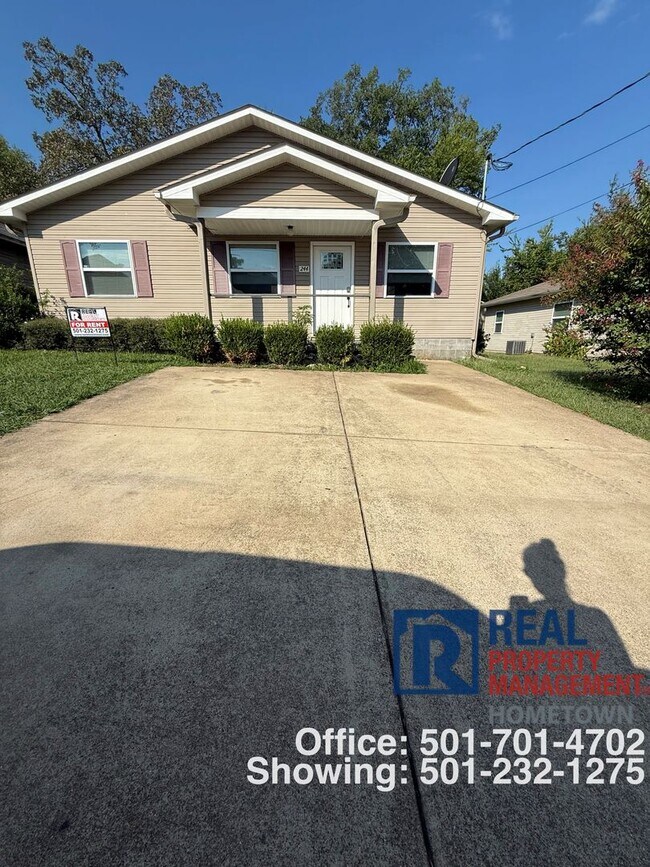Building Photo - Spacious 4-Bed, 2-Bath Home with Solar Panels & Fenced Yard in Hot Springs