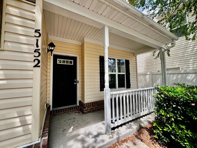Foto del edificio - 3 bedroom home in sought after Whitaker Pl...