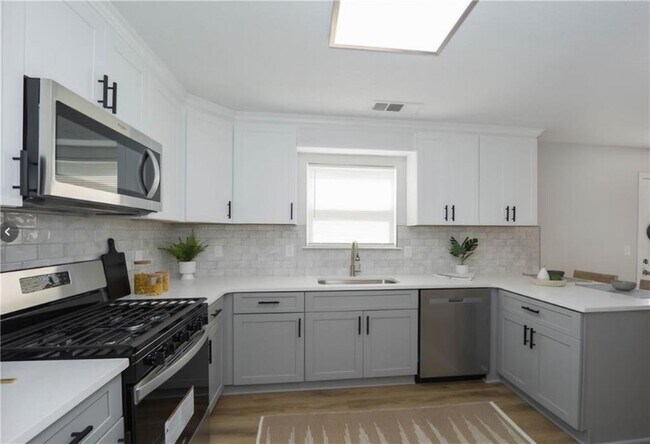 Building Photo - 833 Marie Trce