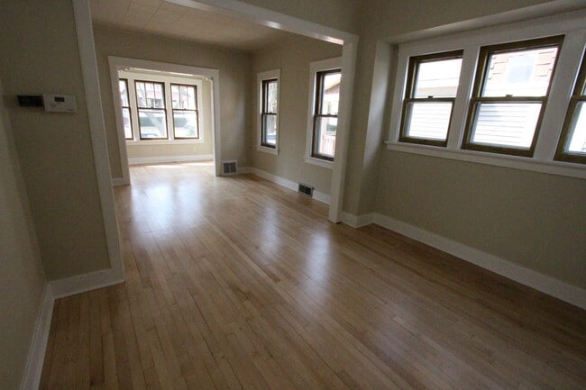 Building Photo - 3 Bedroom 1.5 Bath West Allis House for Rent