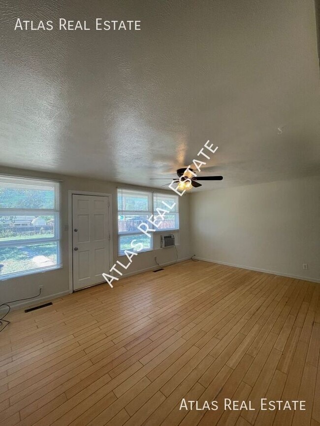 Building Photo - 3-bedroom, 1-bathroom house WITH BIG BACKY...