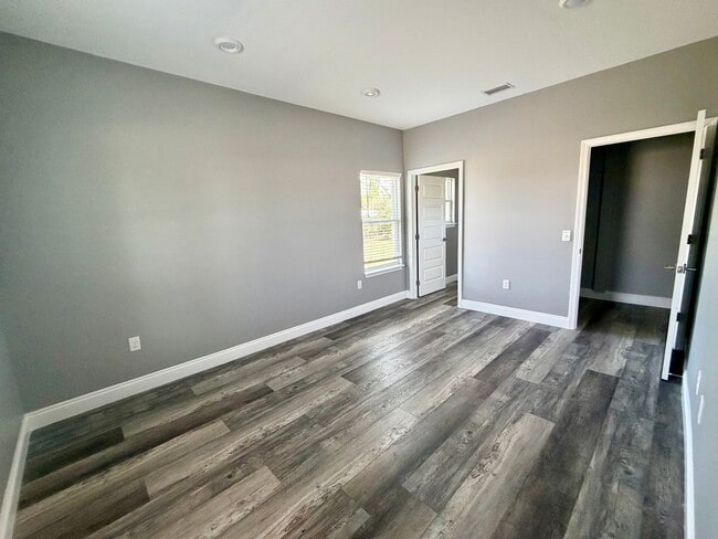 Building Photo - 4 bedroom 3 bath