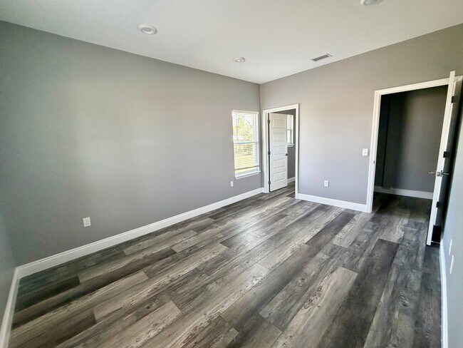 Foto del edificio - 4 bedroom 3 bath