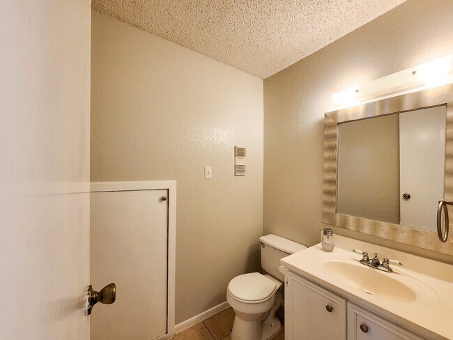 Foto del edificio - 17742 Kings Park Ln