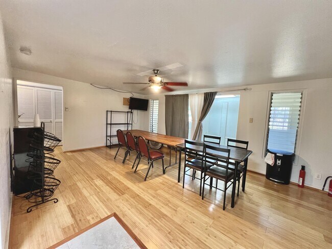 Building Photo - 907 Makalii St