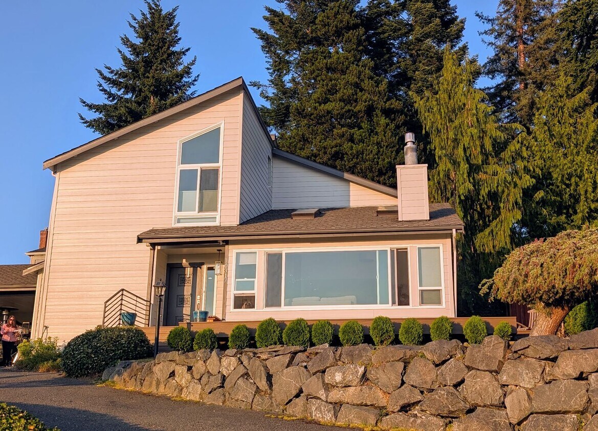 Primary Photo - Mukilteo Chennault Beach House with Sound ...