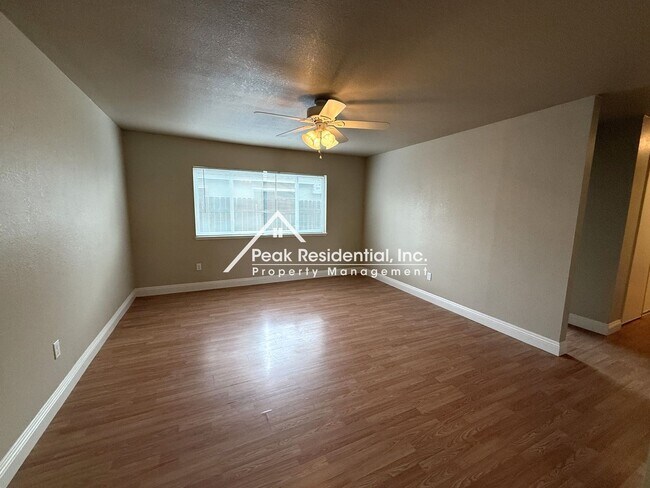 Foto del edificio - Wonderful Orangevale 3bd/1ba Duplex with 1...