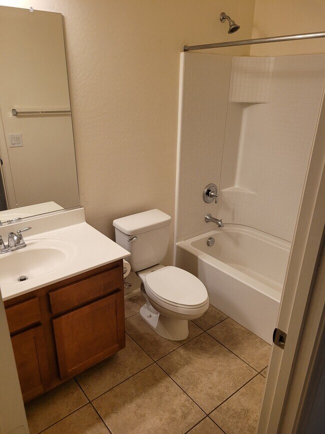 Building Photo - Beautiful 3/2 plus a den for rent near 75t...