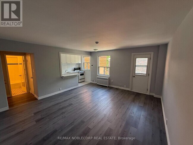 Photo du bâtiment - 1315 Bayview Ave