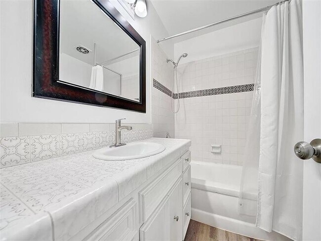 Building Photo - This charming Single-Family home is a spac...