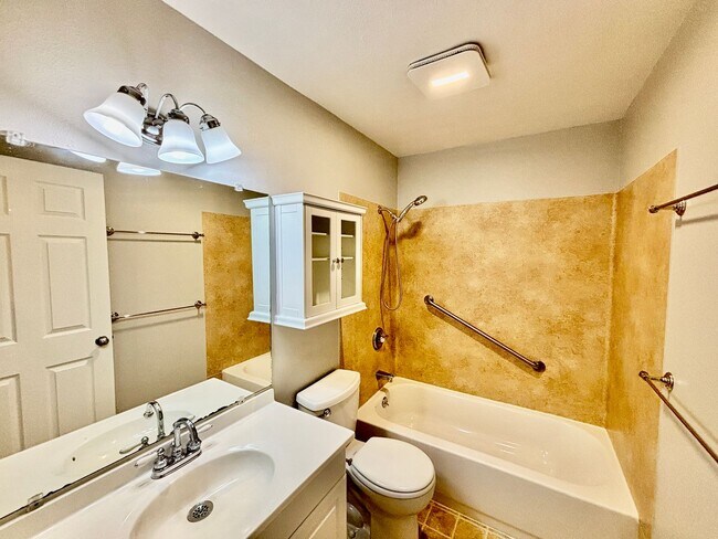 Building Photo - Edmonds Townhouse Quiet End-unit