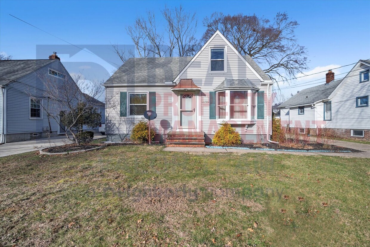 Primary Photo - Renovated 5bd/2bth Colonial in N Olmsted