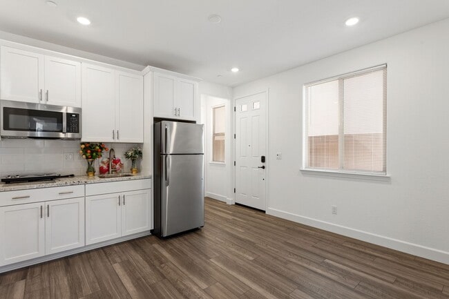 Building Photo - Gorgeous 1 Bed, 1 Bath Property