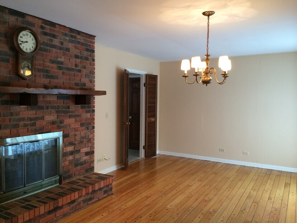 Primary Photo - 25W135 Essex Ave