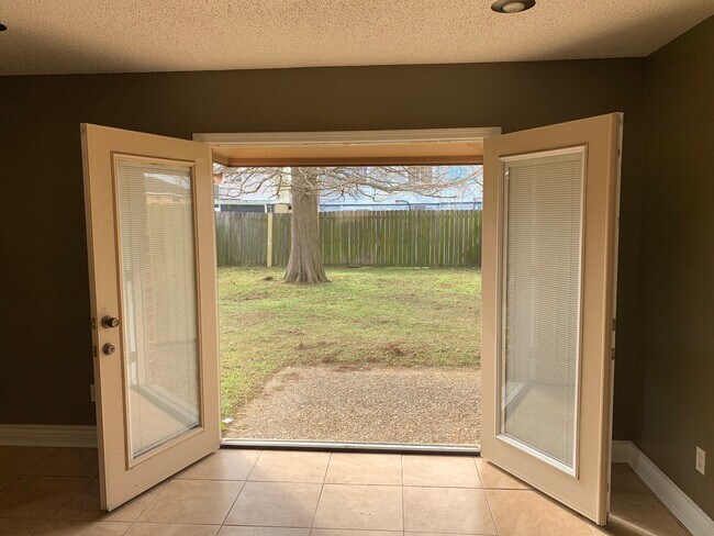 Foto del edificio - 6940 Yorktown Dr
