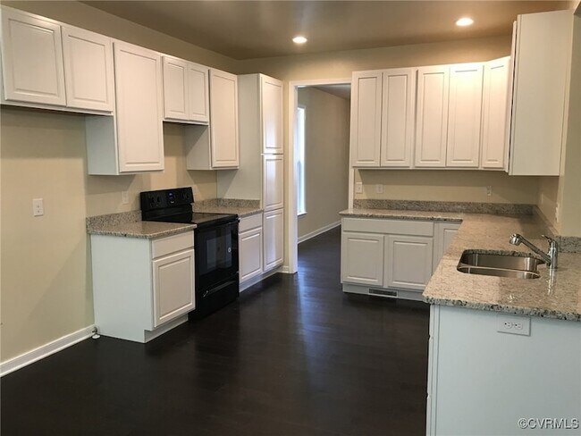 Building Photo - 1601 Southcreek Dr