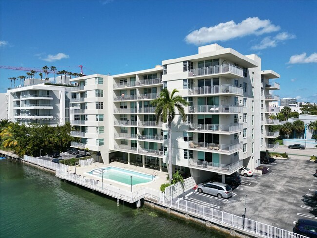 Foto del edificio - 9500 W Bay Harbor Dr