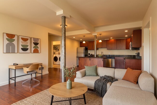 Foto del edificio - Sun-Filled 2BR/2BA Retreat w/ Split Layout, In-Unit W/D & Parking – Spacious 1,009 Sq Ft!