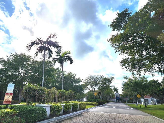 Foto del edificio - 651 Lyons Rd