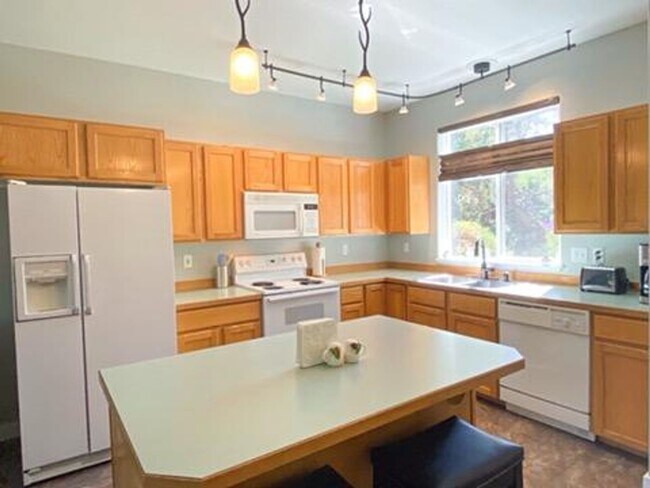 Building Photo - Resort Style Living - Fully Furnished Shor...