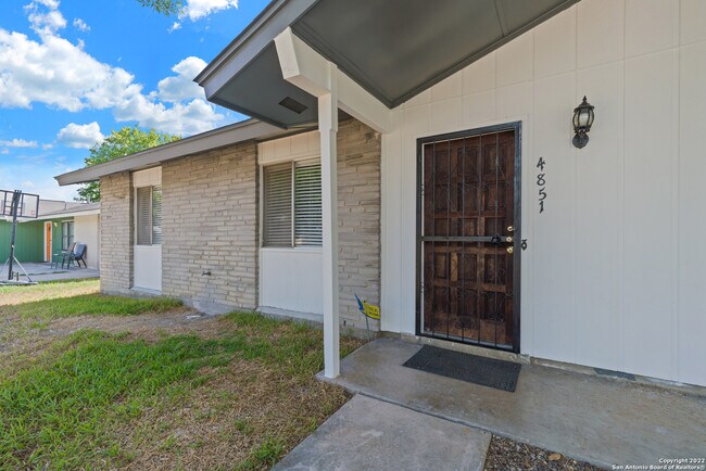 Building Photo - 4851 Castle Arms Dr