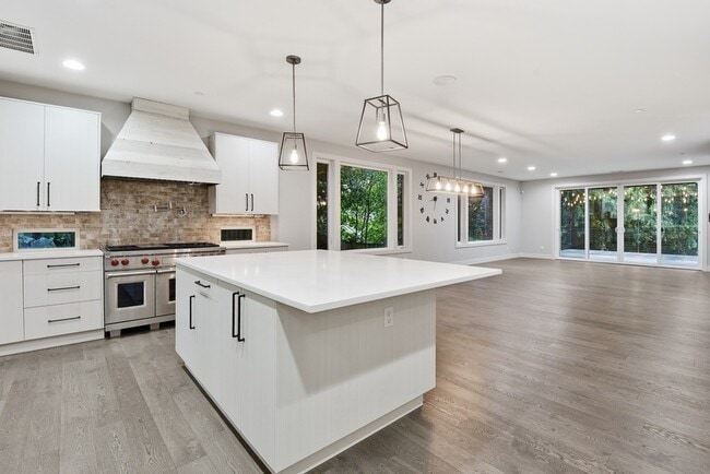 Building Photo - 332 13th Ave