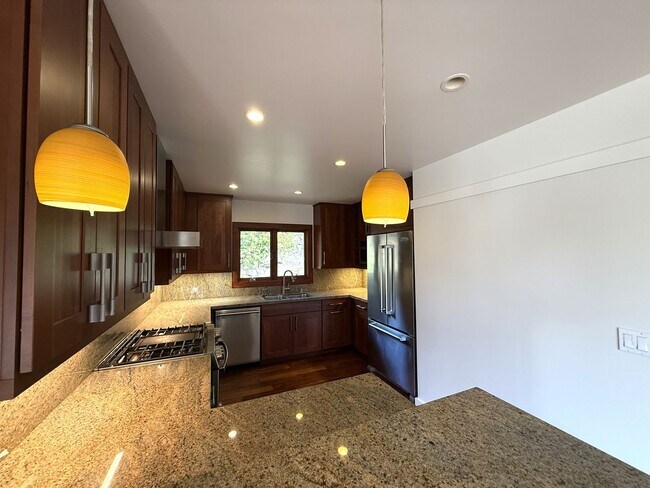 Foto del edificio - STUNNING THREE BEDROOM TWO BATH MODERNIST ...