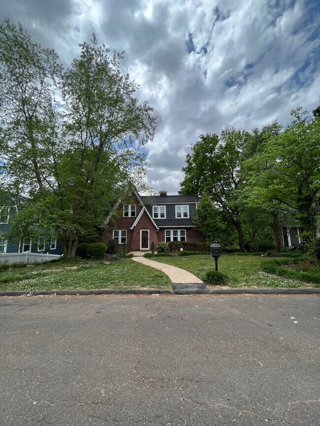 Front of house 3 pano - 3312 Windsor Ct