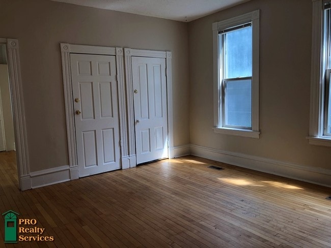 Building Photo - Main Level 3 Bedroom Duplex Unit