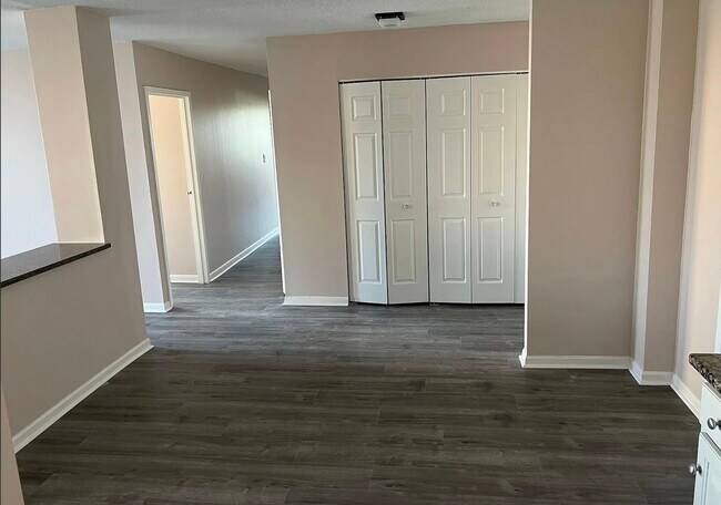 Foto del edificio - 2211 S Stewart Ave