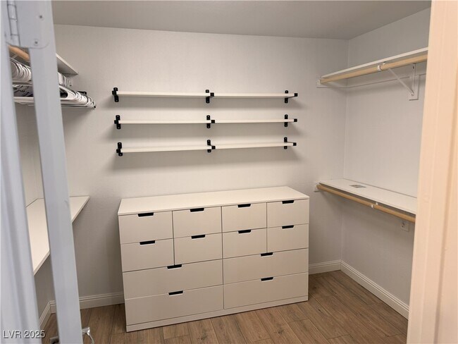 Foto del edificio - 2732 Port Lewis Ave