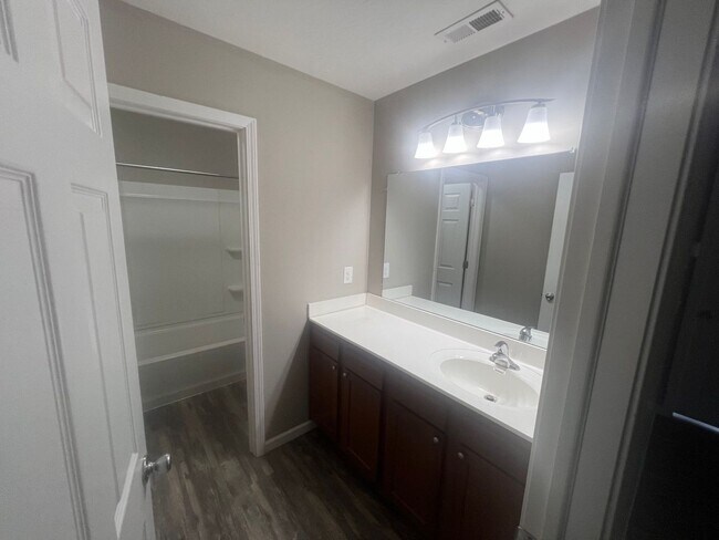 Building Photo - 244 Timber Hill 4BR/2.5BA (Hamilton)