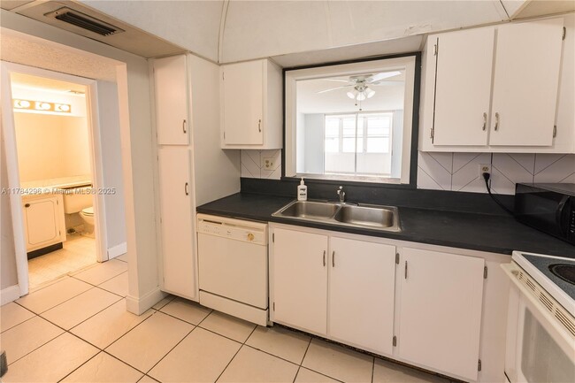 Building Photo - 410 NW 68th Ave