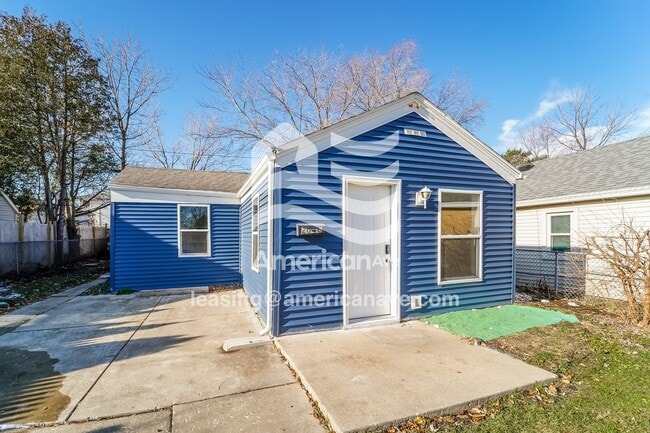 Building Photo - 2046 Russet St